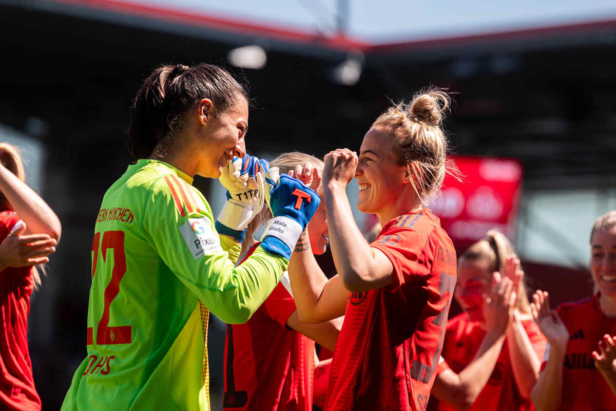 FC bayern women celebrating