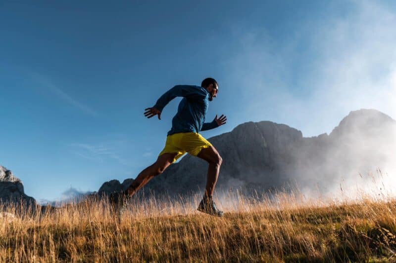 foggy-hill-man_1800x1198 Image of a man jogging on a foggy hill